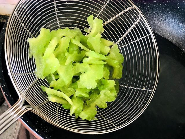 這樣做苦瓜炒蛋，保證你沒吃過，炒雞蛋有特點，飯店也沒這麼好吃