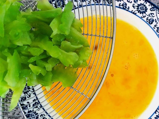 這樣做苦瓜炒蛋，保證你沒吃過，炒雞蛋有特點，飯店也沒這麼好吃