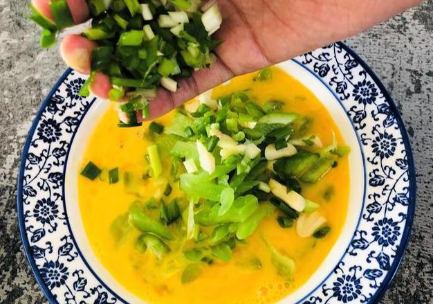 這樣做苦瓜炒蛋，保證你沒吃過，炒雞蛋有特點，飯店也沒這麼好吃