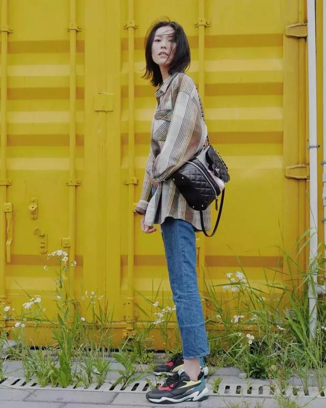 春天九分褲+運動鞋搭配，現在還不快快pick起來？