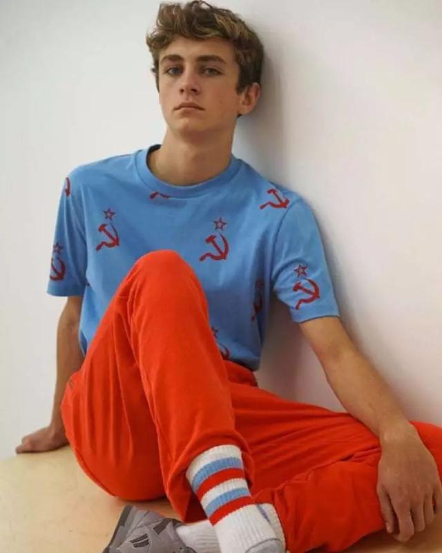 當年懶得穿的校服竟然成了最潮單品