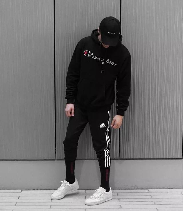 當年懶得穿的校服竟然成了最潮單品