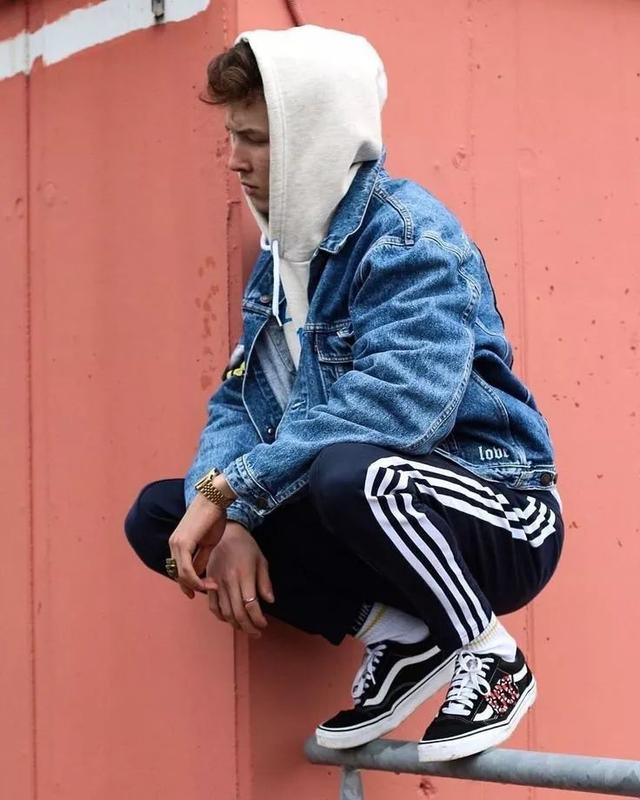 當年懶得穿的校服竟然成了最潮單品