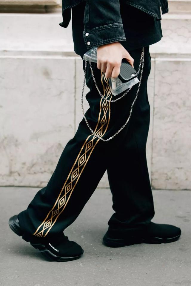 當年懶得穿的校服竟然成了最潮單品