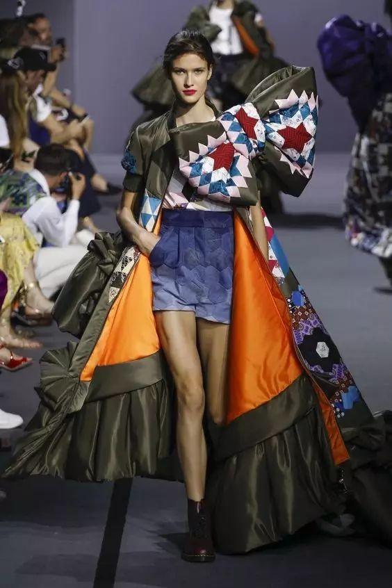 今年的短褲，早春的時尚標籤，配什麼上衣都可以很時髦