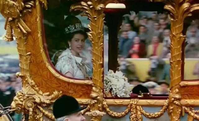 論敢穿，誰能比得過93歲的她？ 英國女王才是色彩大師