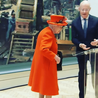 論敢穿，誰能比得過93歲的她？ 英國女王才是色彩大師