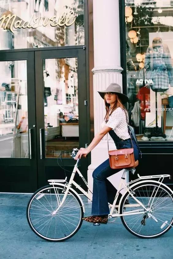 春季街拍指南，除了衣服和pose你還可以靠這些道具增加時尚感