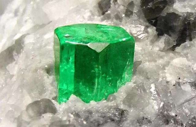 綠寶石之王get攻略，挑對心頭好，彰顯名媛的風範！