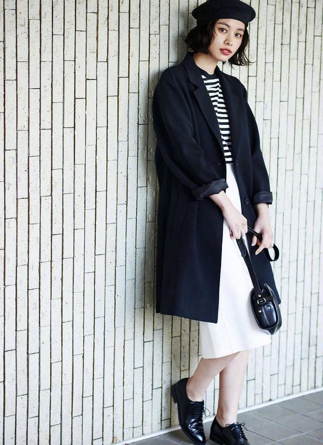 搭配裡，其實越簡約的服裝，更顯高級感和時髦度