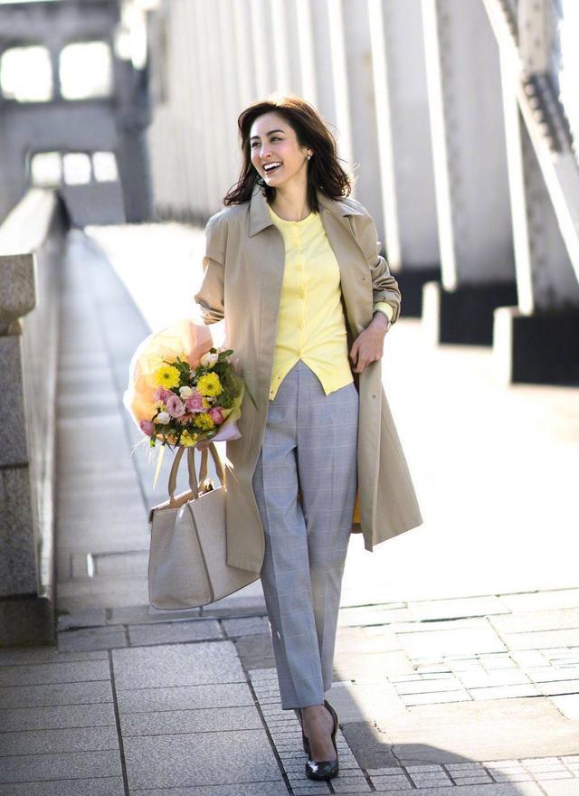 搭配裡，其實越簡約的服裝，更顯高級感和時髦度