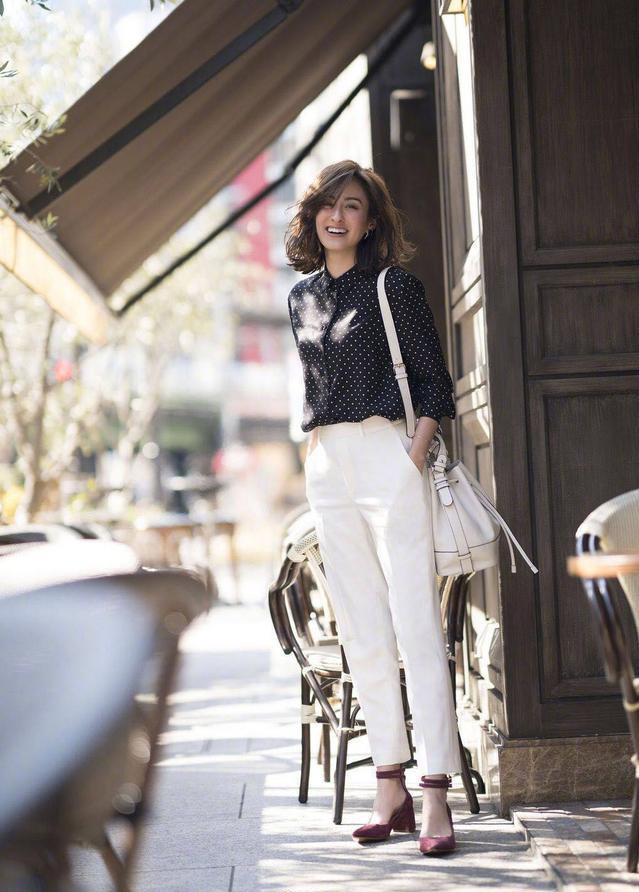 搭配裡，其實越簡約的服裝，更顯高級感和時髦度