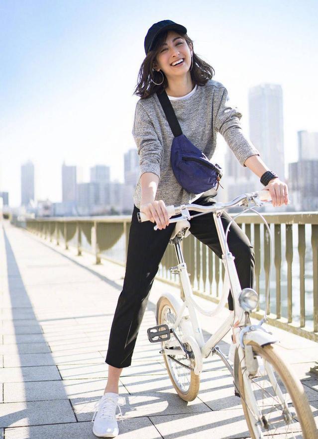 搭配裡，其實越簡約的服裝，更顯高級感和時髦度