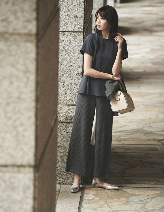 搭配裡，其實越簡約的服裝，更顯高級感和時髦度