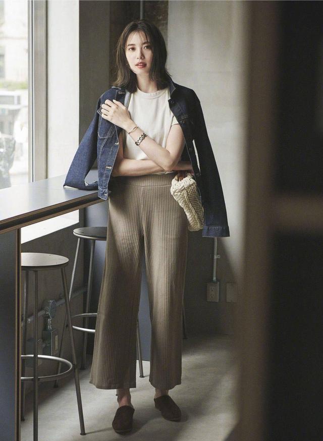 搭配裡，其實越簡約的服裝，更顯高級感和時髦度