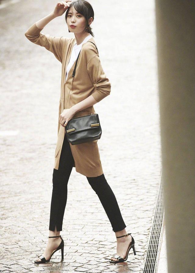 搭配裡，其實越簡約的服裝，更顯高級感和時髦度