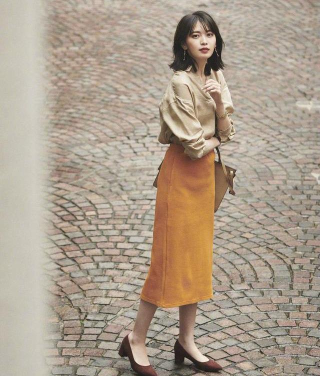 搭配裡，其實越簡約的服裝，更顯高級感和時髦度