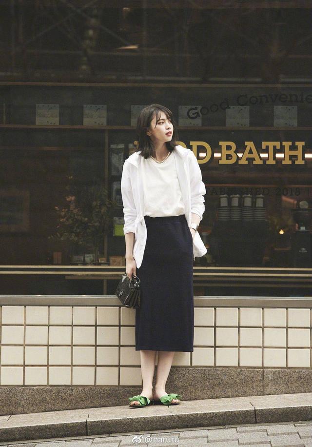 搭配裡，其實越簡約的服裝，更顯高級感和時髦度