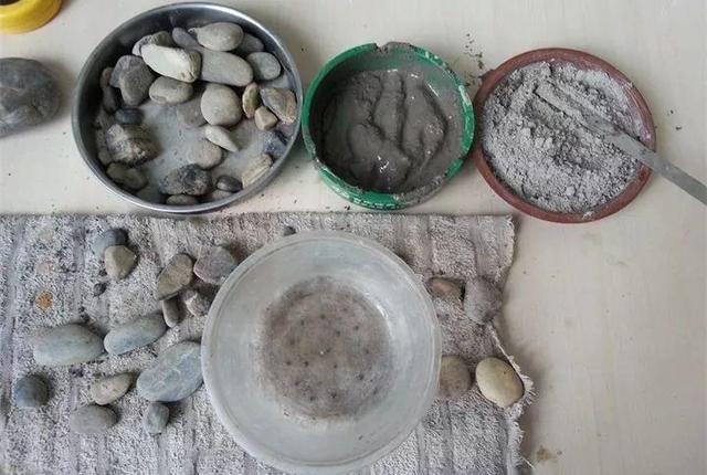 路邊沒人要的石頭，被他做成花盆，種上花後堪比藝術品！