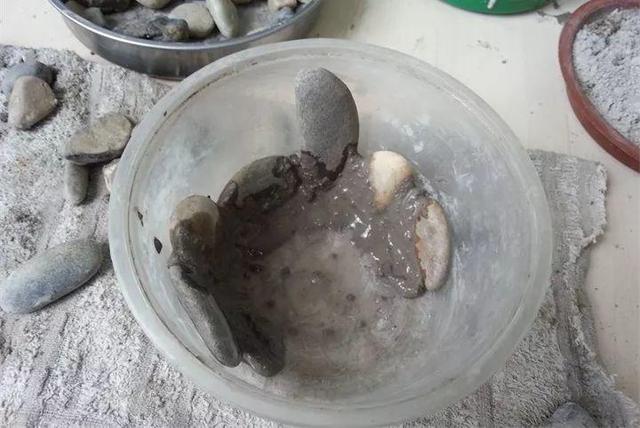 路邊沒人要的石頭，被他做成花盆，種上花後堪比藝術品！