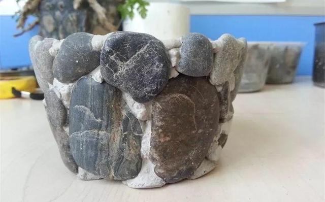 路邊沒人要的石頭，被他做成花盆，種上花後堪比藝術品！