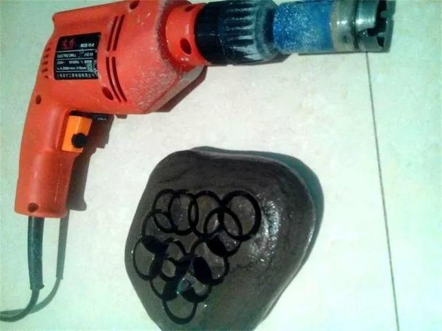 路邊沒人要的石頭，被他做成花盆，種上花後堪比藝術品！