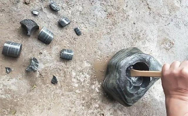 路邊沒人要的石頭，被他做成花盆，種上花後堪比藝術品！