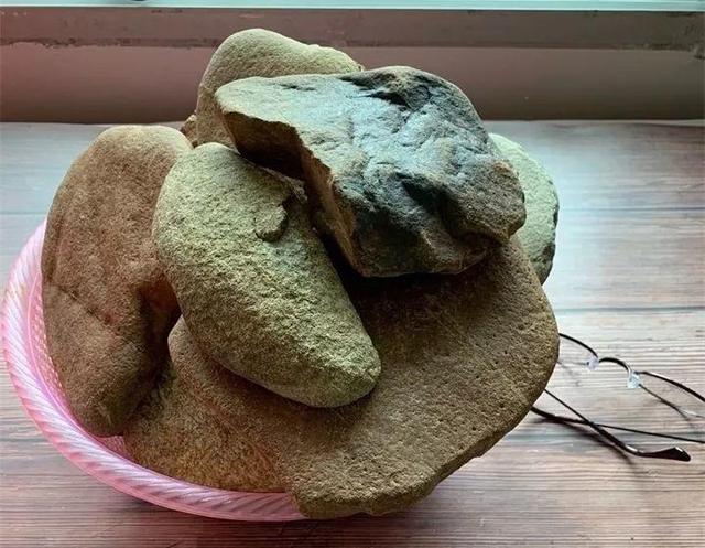 路邊沒人要的石頭，被他做成花盆，種上花後堪比藝術品！