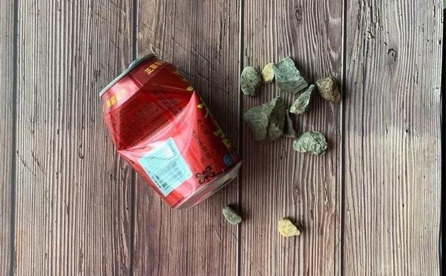 路邊沒人要的石頭，被他做成花盆，種上花後堪比藝術品！