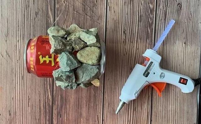 路邊沒人要的石頭，被他做成花盆，種上花後堪比藝術品！