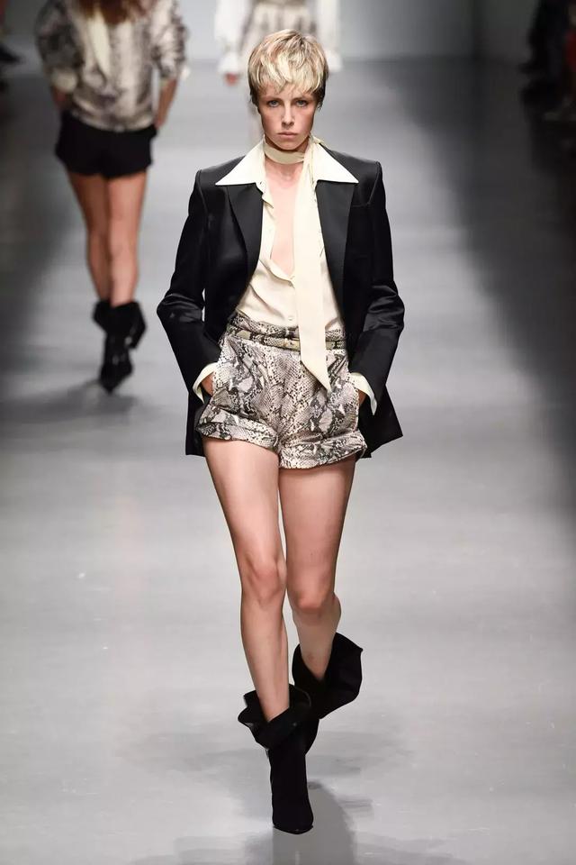 穿黑西裝的女人,帥爆了!