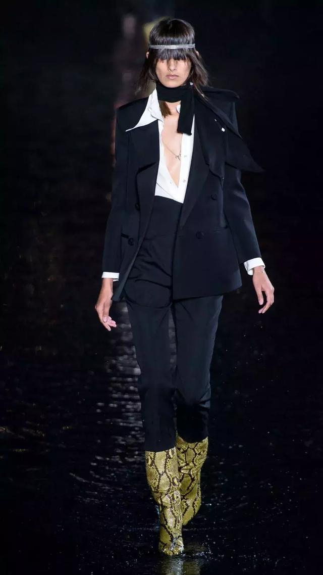 穿黑西裝的女人，帥爆了！