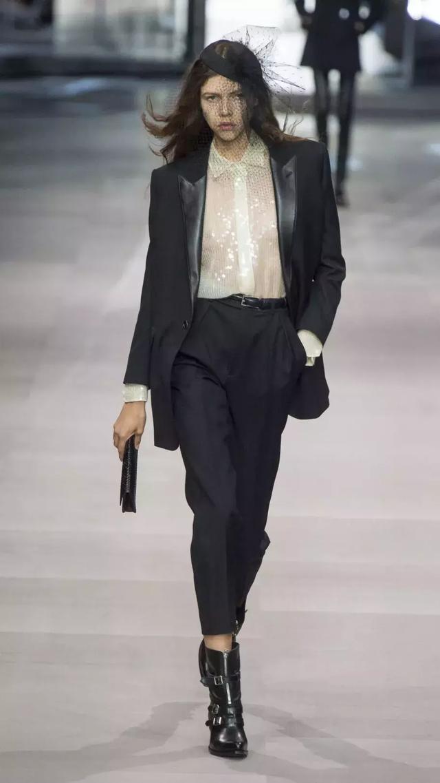 穿黑西裝的女人，帥爆了！