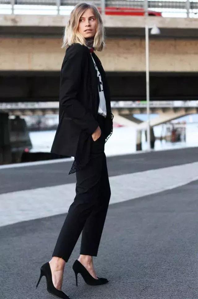 穿黑西裝的女人，帥爆了！