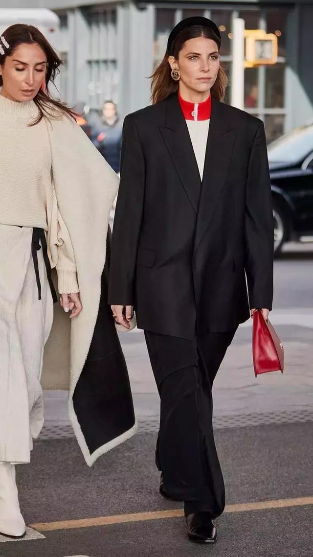 穿黑西裝的女人，帥爆了！