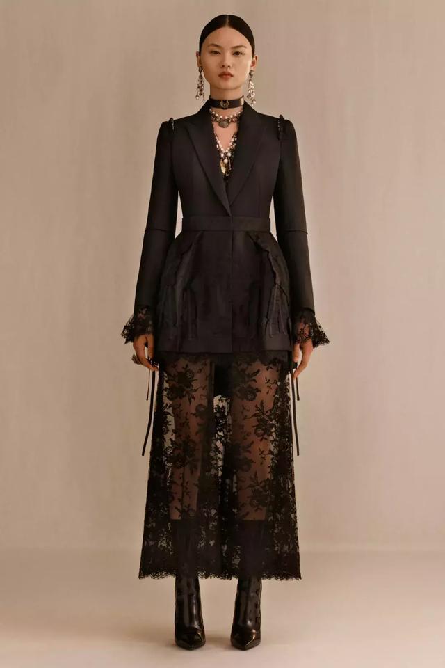 穿黑西裝的女人，帥爆了！