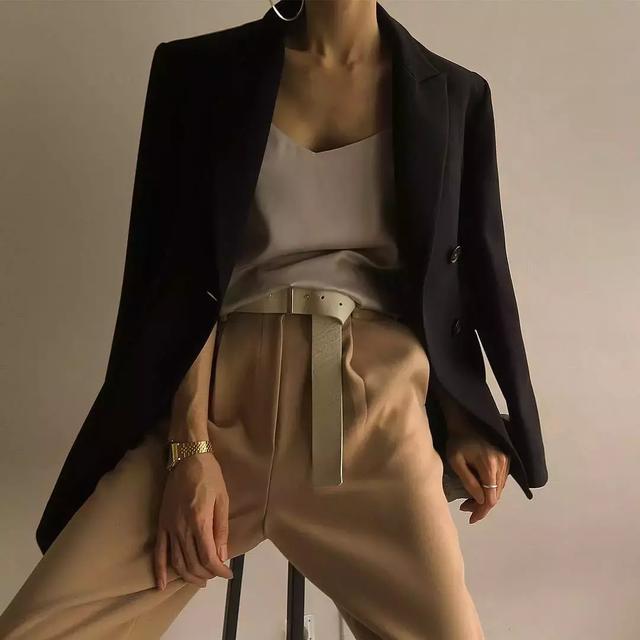 穿黑西裝的女人，帥爆了！
