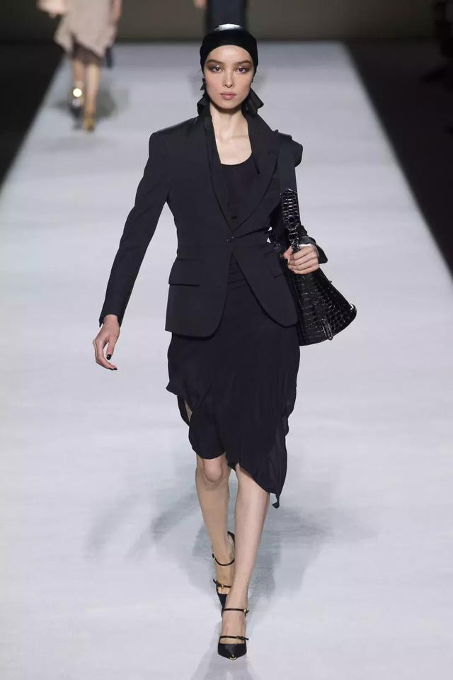 穿黑西裝的女人，帥爆了！