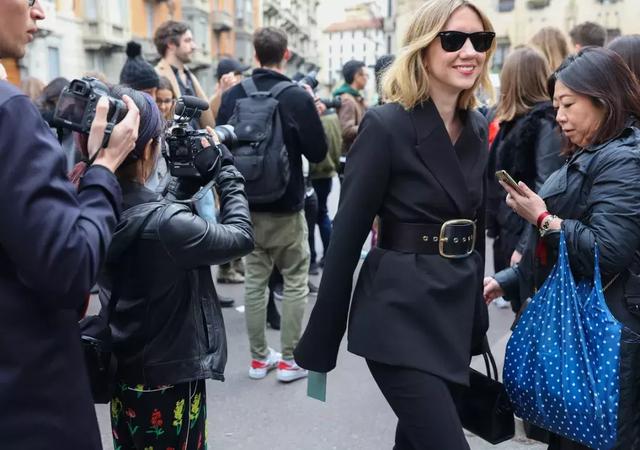 穿黑西裝的女人，帥爆了！