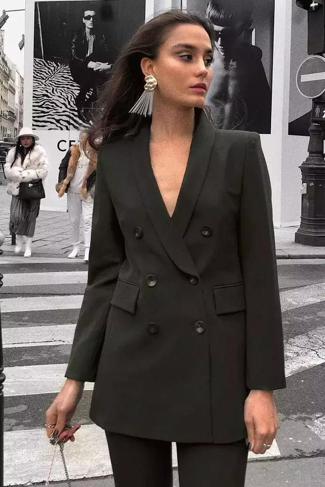 穿黑西裝的女人，帥爆了！