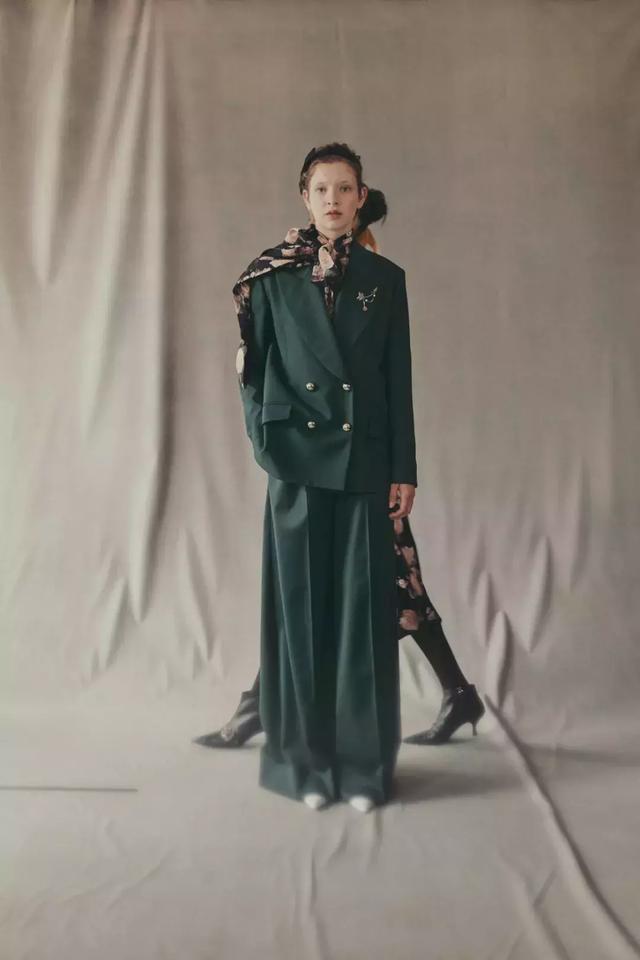 穿黑西裝的女人，帥爆了！