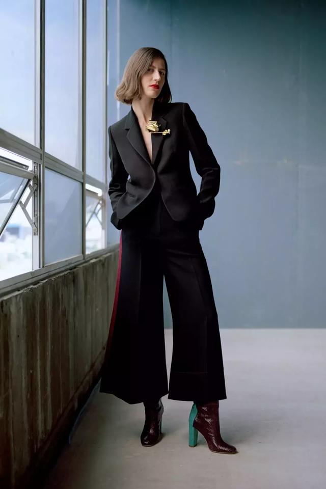 穿黑西裝的女人，帥爆了！