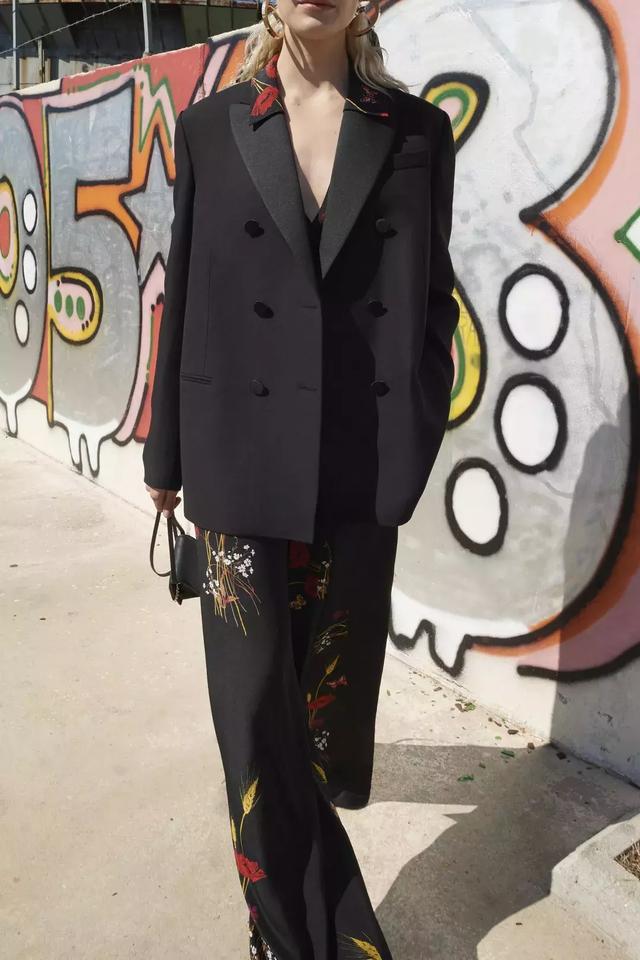 穿黑西裝的女人，帥爆了！