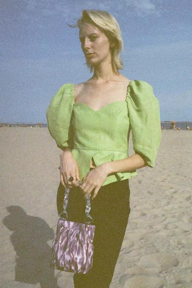 襯衫贏很大，今年靠胸口