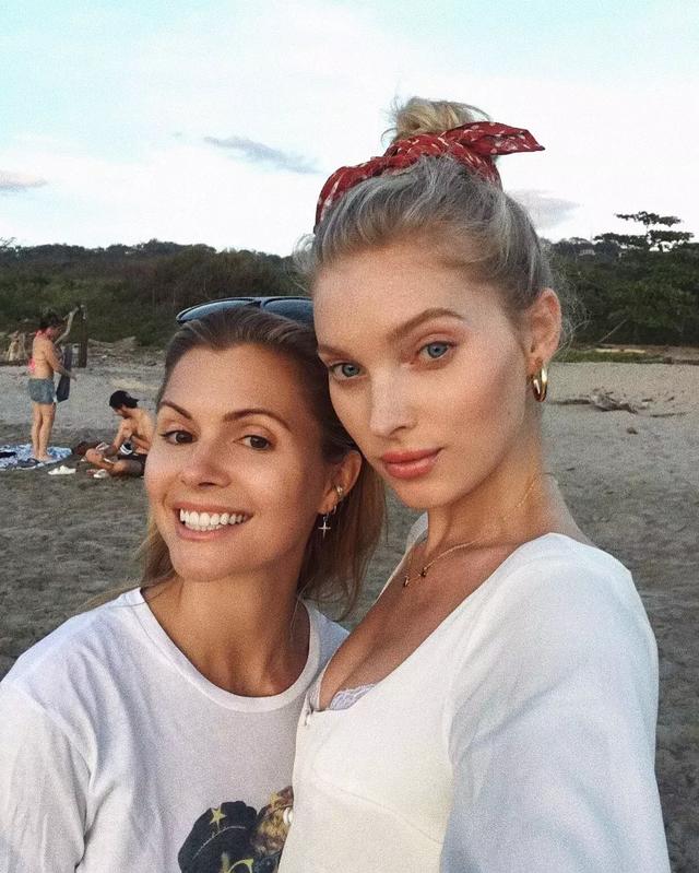 不做洗剪吹也能嘗試百變造型？ 只要一條絲巾就能讓基本款髮型變得有趣又時髦