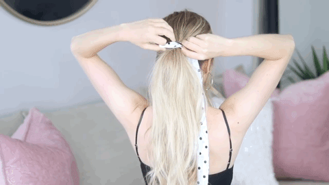 不做洗剪吹也能嘗試百變造型？ 只要一條絲巾就能讓基本款髮型變得有趣又時髦