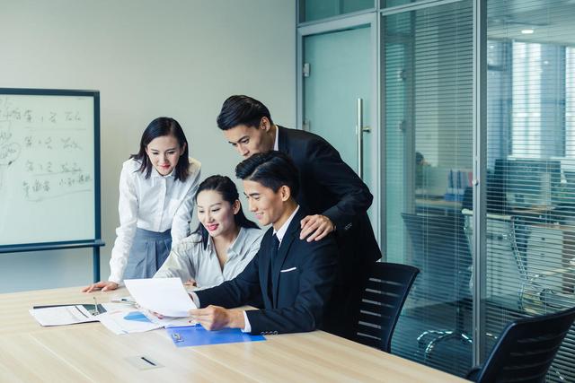 同樣是20幾歲，3個細節告訴你，未來誰最賺錢！