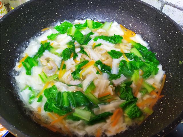 掛麵新吃法，沒等出鍋，孩子就饞到流口水，三口兩口吃掉一大碗