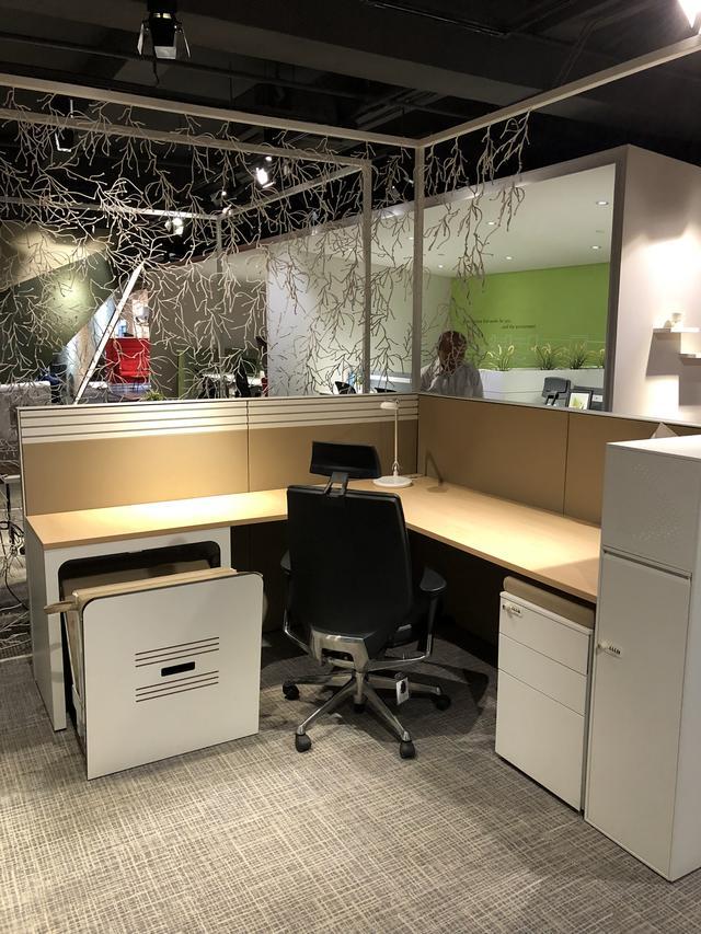 加班文化下的特有辦公桌椅設計，收穫高年薪，付出的是青春和生活