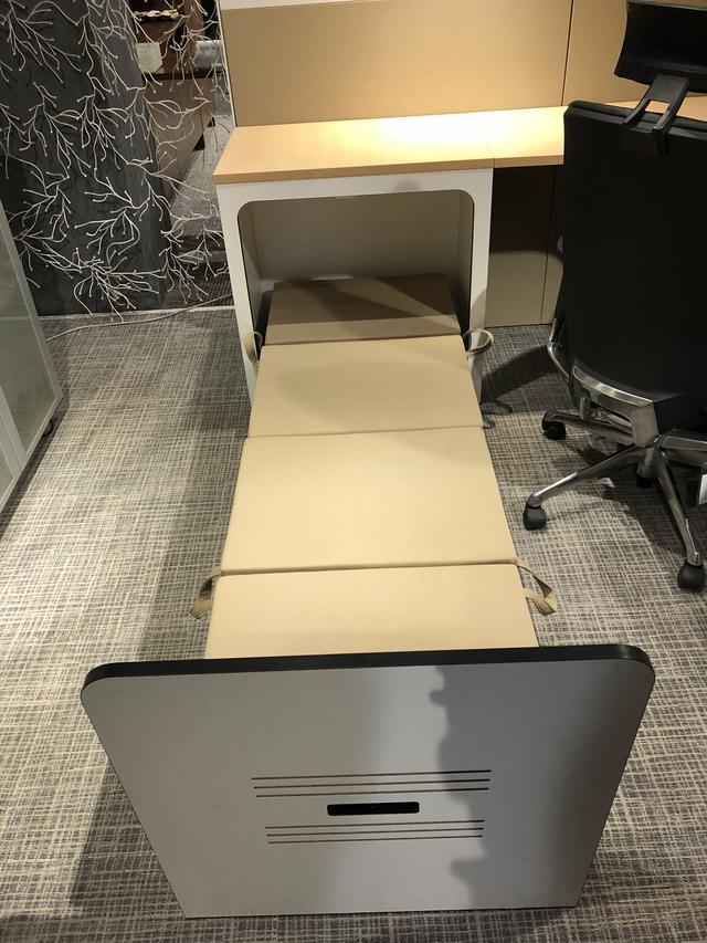 加班文化下的特有辦公桌椅設計，收穫高年薪，付出的是青春和生活